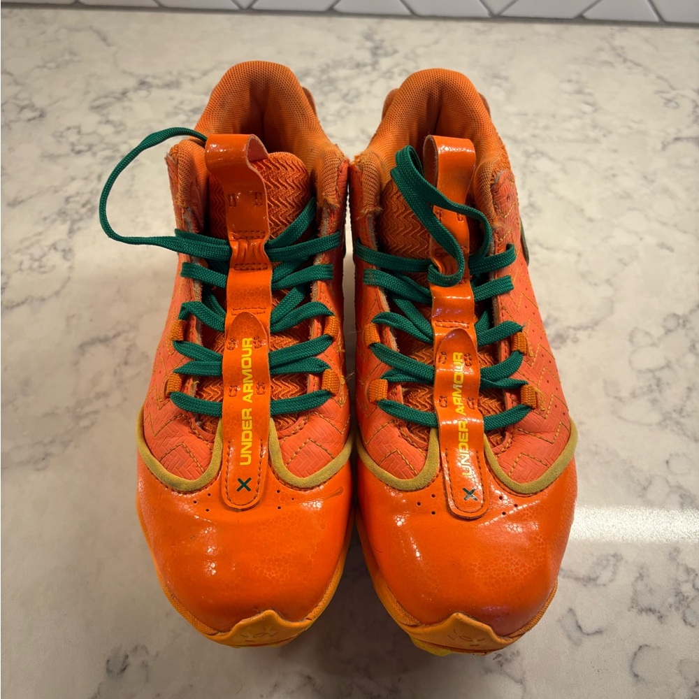 Under armour boys baseball cleats orange and green size 3.5